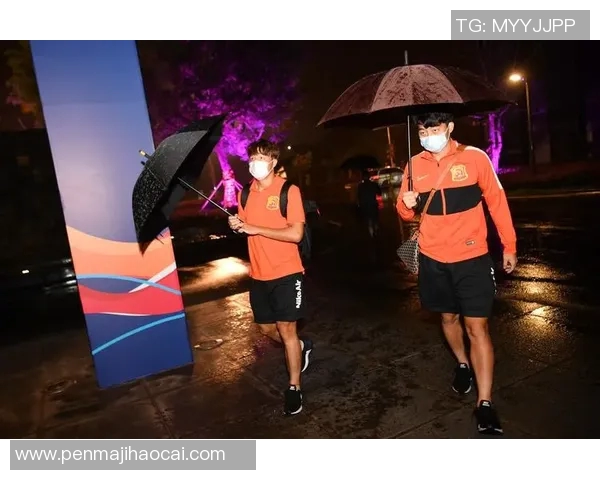 独家画面：外援雨中苦练，拼搏精神感人